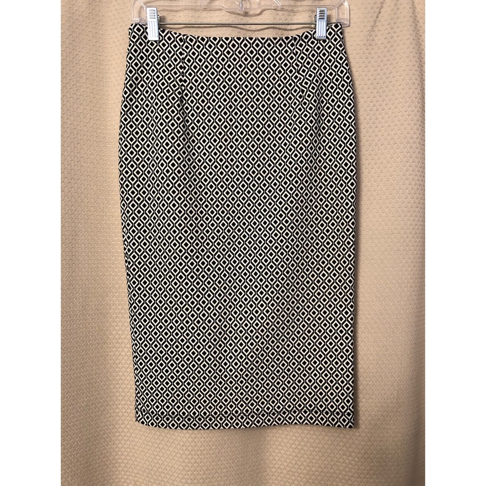 Geometric pencil skirt with zipper